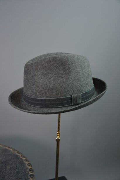 null BASSET- BRISTOL lot de 3 chapeaux de ville homme anciens dont:

-Chapeau de...