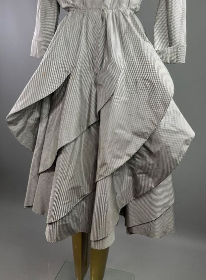 null JACQUES GRIFFE robe en taffetas haute couture vers 1950

Le modèle est taillé...