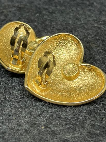 null YVES SAINT LAURENT Boucles d'oreilles métal doré en forme de coeur

Le modèle...
