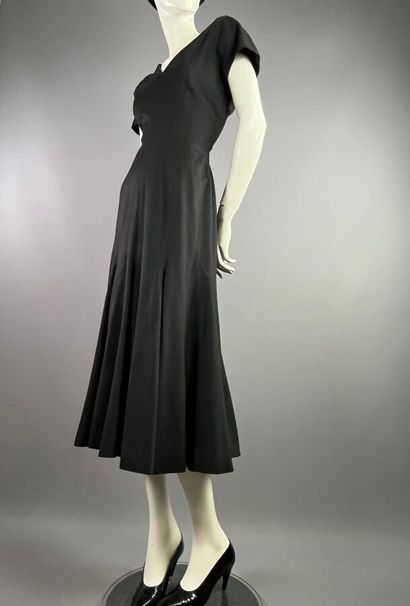 null SCHIAPARELLI Robe en lainage noir Haute couture Vers 1947

Le modèle est taillé...