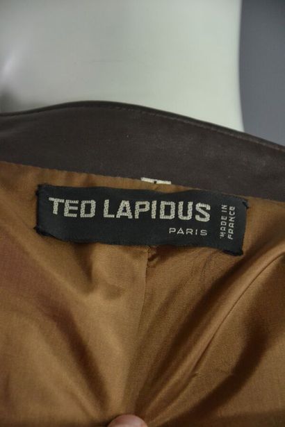 null TED LAPIDUS Veste manches bouffantes en cuir marron Env. taille 40 

Le modèle...