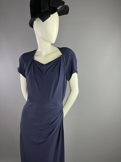 null JEANNE LANVIN Haute couture Robe longue en crêpe bleu nuit. Vers 1948

Le modèle...