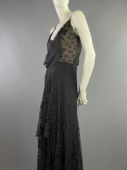 null GISÈLE Paris Evening dress in lace and black silk chiffon. About 1928

The model...
