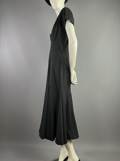 null SCHIAPARELLI Robe en lainage noir Haute couture Vers 1947

Le modèle est taillé...