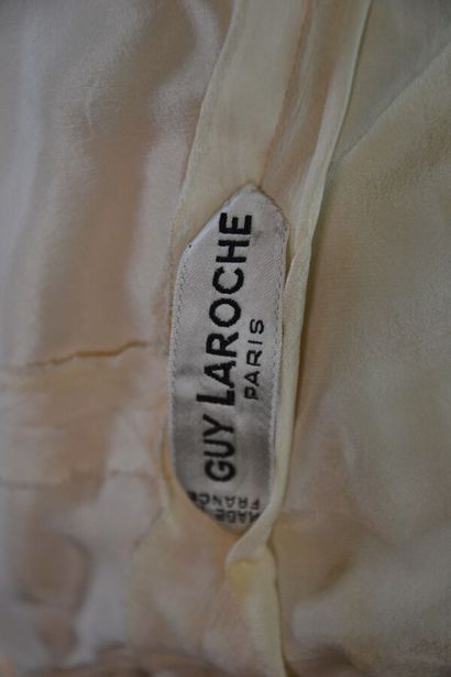 null GUY LAROCHE - Griffe couture Guy Laroche Paris - Robe cocktail en dentelle beige...