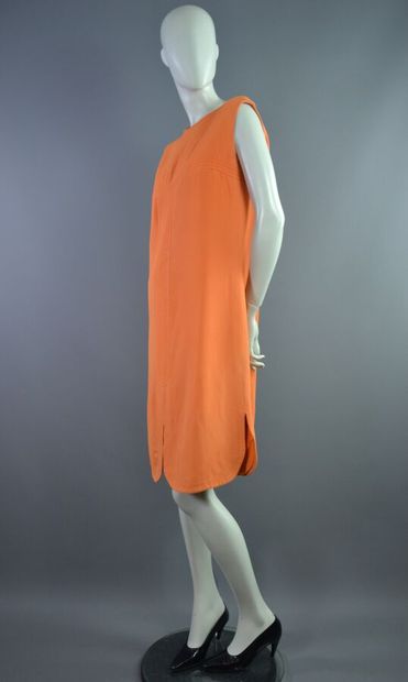 null PIERRE CARDIN Création Paris Robe en laine et surpiqûres orange. Etiquette couture...