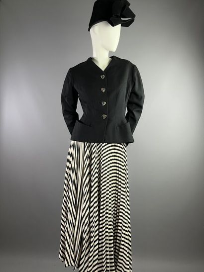 null SCHIAPARELLI Veste tailleur en laine noire haute couture - Vers 1950

Le modèle...