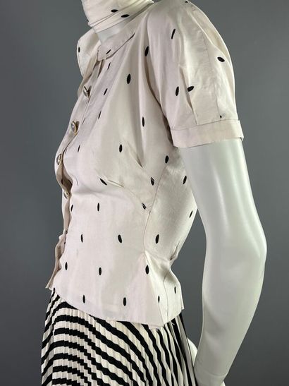 null Blouse en soie plumetis et boutons oeil de chat. Modèle dégriffé évoquant Schiaparelli...