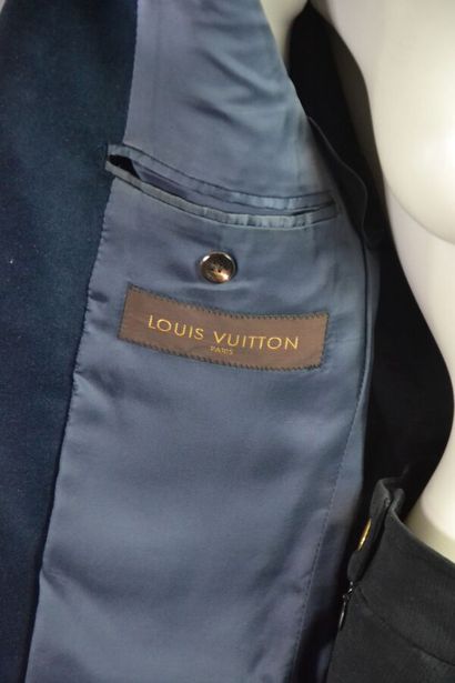 null LOUIS VUITTON Homme Veste en velours bleu de prusse foncé T 50
Le modèle est...