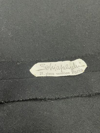 null SCHIAPARELLI Robe en lainage noir Haute couture Vers 1947

Le modèle est taillé...