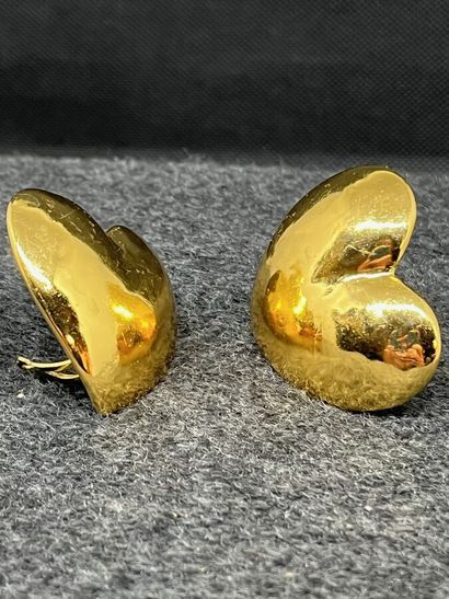 null YVES SAINT LAURENT Boucles d'oreilles métal doré en forme de coeur

Le modèle...