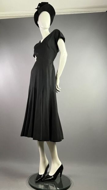 null SCHIAPARELLI Robe en lainage noir Haute couture Vers 1947

Le modèle est taillé...