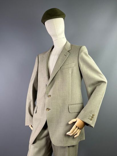 null BURBERRYS homme Costume en laine vierge gris chiné. T 56 Années 80

L'ensemble...