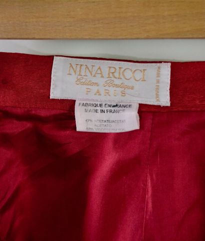 null NINA RICCI Edition boutique Ensemble tailleur en moire rouge Années 90
Le modèle...