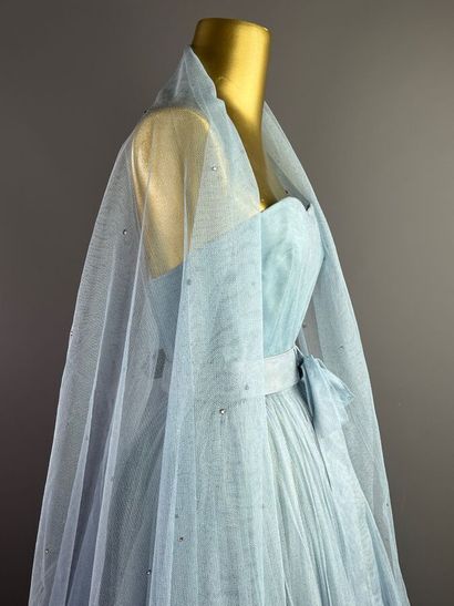 null Robe de bal dans le goût de DIOR en tulle bleu avec étole Années 50

Le modèle...