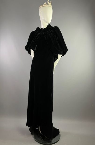 null MOLYNEUX Ensemble du soir robe et manteau en panne de soie noir. Vers 1935

L'ensemble...
