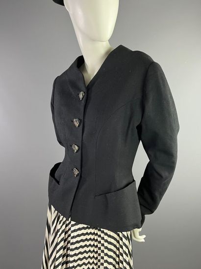 null SCHIAPARELLI Veste tailleur en laine noire haute couture - Vers 1950

Le modèle...