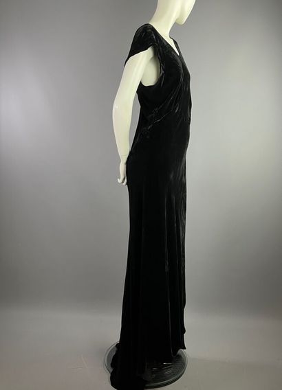 null MOLYNEUX Ensemble du soir robe et manteau en panne de soie noir. Vers 1935

L'ensemble...