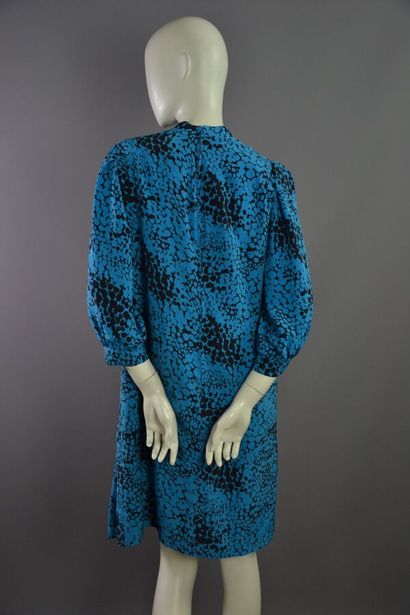 null YVES SAINT LAURENT Robe en tissu broché bleu taille XL
Modèle de couturière...