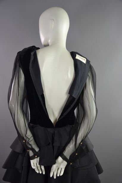 null MARINES Couture - Robe cocktail en velours et soie noir - Années 80

Le modèle...