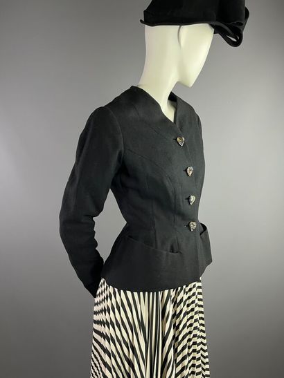 null SCHIAPARELLI Veste tailleur en laine noire haute couture - Vers 1950

Le modèle...