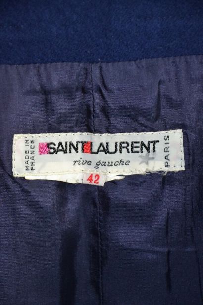 null SAINT LAURENT Rive Gauche Jupe en laine bleu marine T 42 circa 1980.
Le modèle...