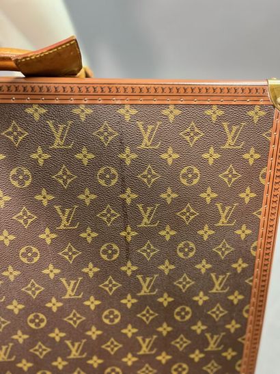 null LOUIS VUITTON Valise COTTEVILLE en toile monogram vers 1990

Le modèle est réalisé...