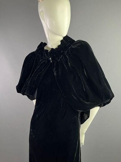 null MOLYNEUX Ensemble du soir robe et manteau en panne de soie noir. Vers 1935

L'ensemble...
