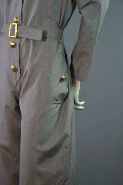 null CHRISTIAN LACROIX Combinaison pantalon en soie grise Années 90

Le modèle est...