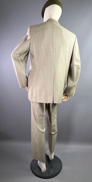 null BURBERRYS homme Costume en laine vierge gris chiné. T 56 Années 80

L'ensemble...