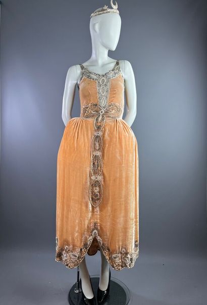 null JEANNE LANVIN Robe de style en panne de velours pêche et broderies perlées....