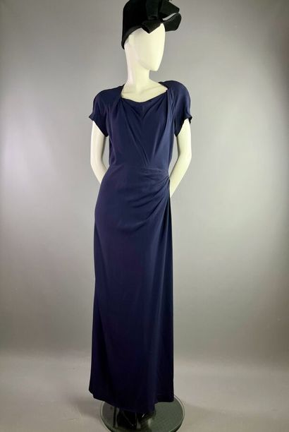 null JEANNE LANVIN Haute couture Robe longue en crêpe bleu nuit. Vers 1948

Le modèle...