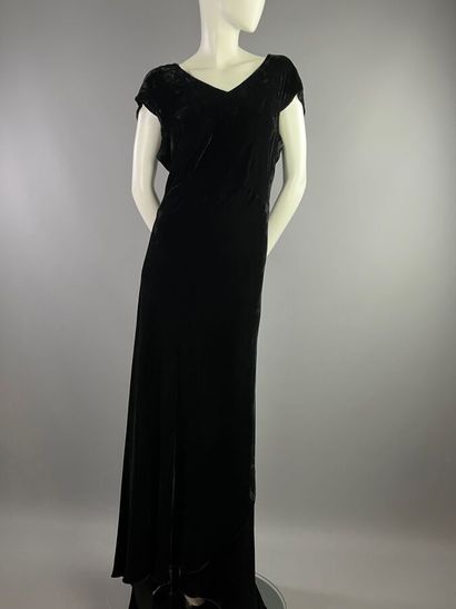 null MOLYNEUX Ensemble du soir robe et manteau en panne de soie noir. Vers 1935

L'ensemble...