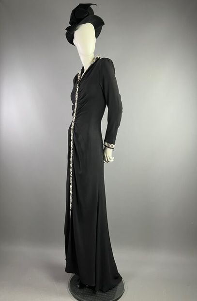 null BRUYÈRE Paris Robe longue noire brodée. Milieu des années 40

Le modèle est...