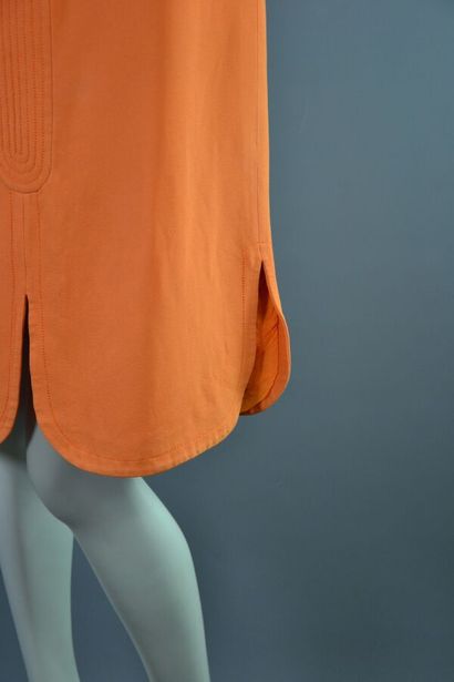 null PIERRE CARDIN Création Paris Robe en laine et surpiqûres orange. Etiquette couture...