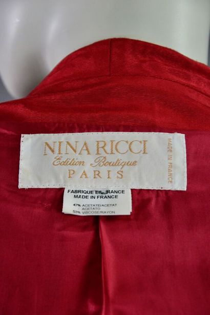 null NINA RICCI Edition boutique Ensemble tailleur en moire rouge Années 90
Le modèle...