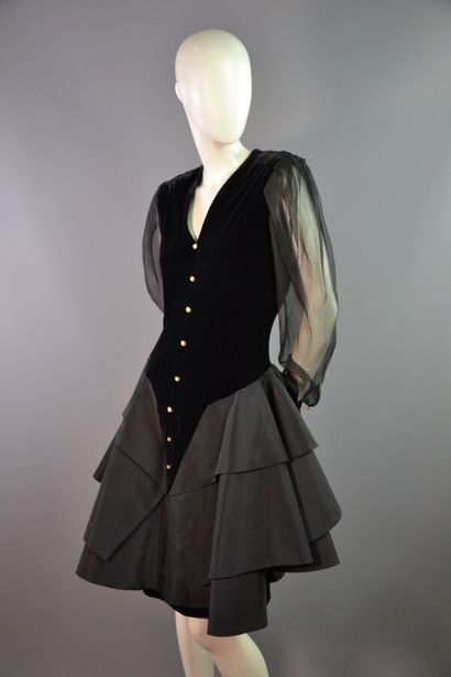 null MARINES Couture - Robe cocktail en velours et soie noir - Années 80

Le modèle...
