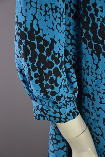 null YVES SAINT LAURENT Robe en tissu broché bleu taille XL
Modèle de couturière...