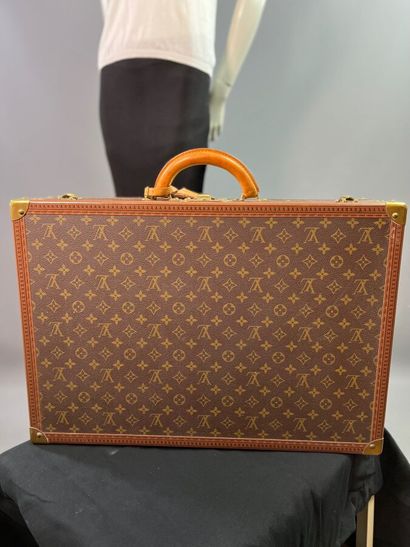 null LOUIS VUITTON Valise COTTEVILLE en toile monogram vers 1990

Le modèle est réalisé...