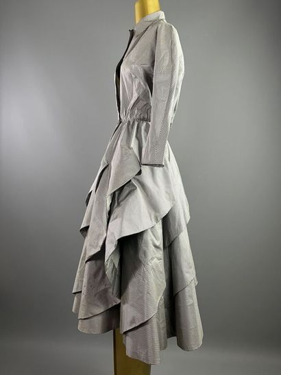 null JACQUES GRIFFE robe en taffetas haute couture vers 1950

Le modèle est taillé...