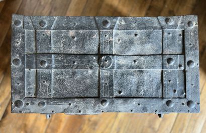 null Privateer's chest in riveted metal plates (Closed, sold without key...)
43 x...