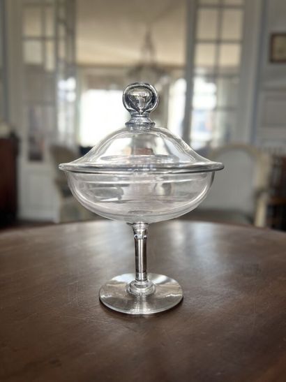 null Covered drageoir in crystal.
19th century
Height : 24 cm

Provenance : An apartment...