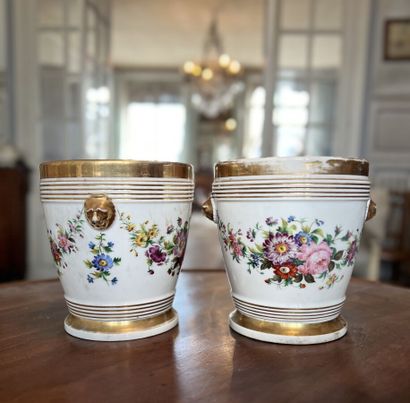 null Pair of white porcelain planters and their base decorated with garlands of polychrome...