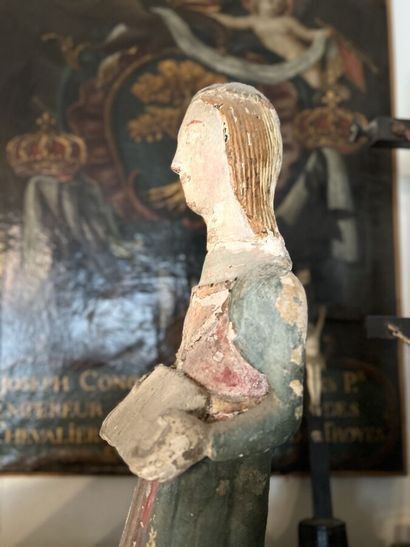 null Vierge de l'Annonciation en pierre calcaire sculptée en ronde-bosse et polychromée....