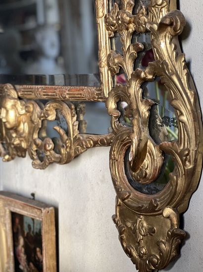 null Carved and gilded wood mirror with shells, foliage, female masks, bouquets of...