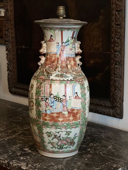 null Vase en porcelaine de Canton à décor polychrome de personnages dans des réserves...