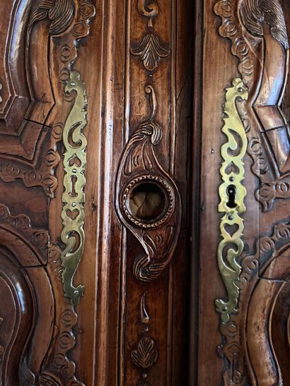 null Buffet two bodies in cherry wood richly carved opening to four leaves and two...