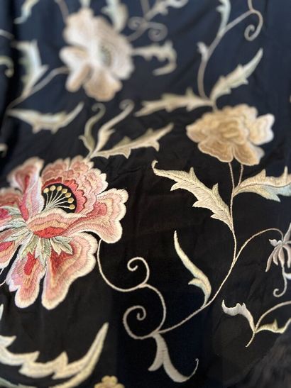 null Black silk shawl embroidered with flowers
Late 19th or early 20th century
142...