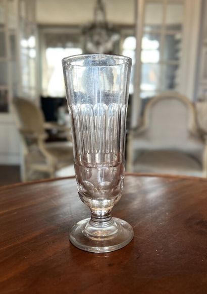 null Vase en verre soufflé sur piédouche taillé à pans
XIXe siècle
Hauteur : 22 cm

Provenance...