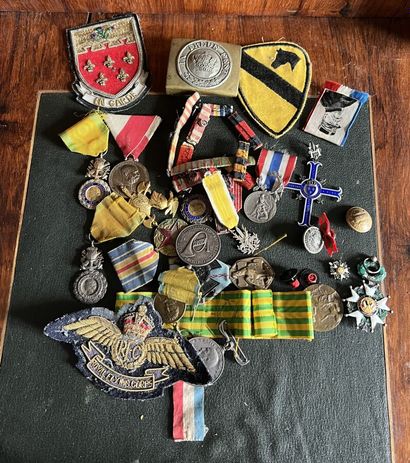 null Lot de médailles, dont une légion d'honneur, insignes militaires, écussons et...